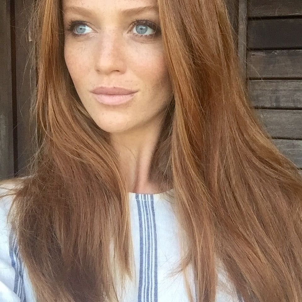 Синтия Дикер цвет волос