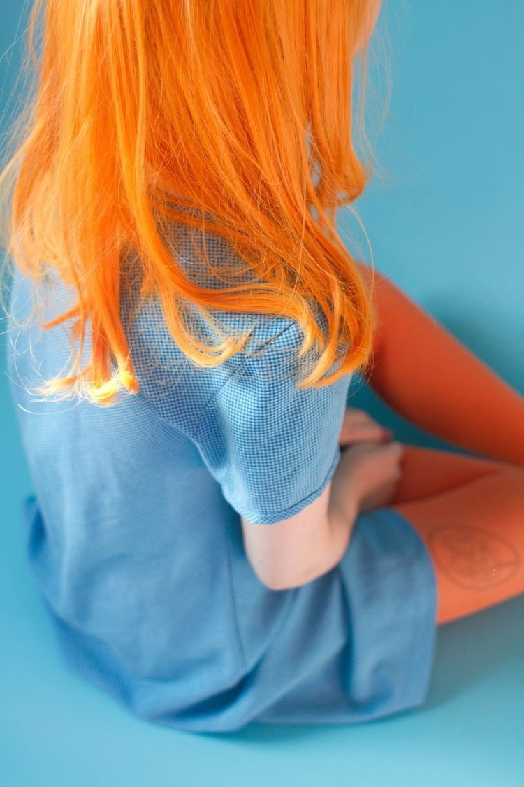 Девушка с оранжевыми волосами