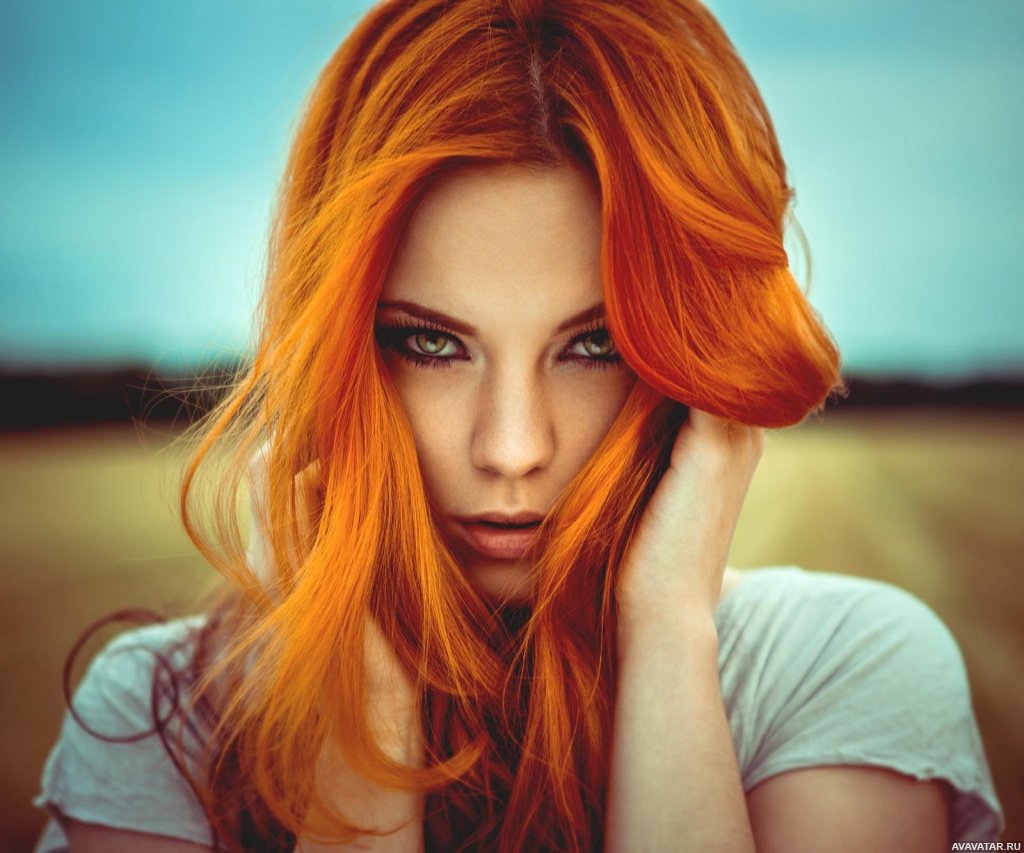 Рыжая в синем платье