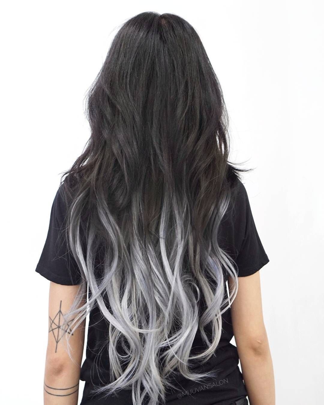 Черные волосы с серыми прядями