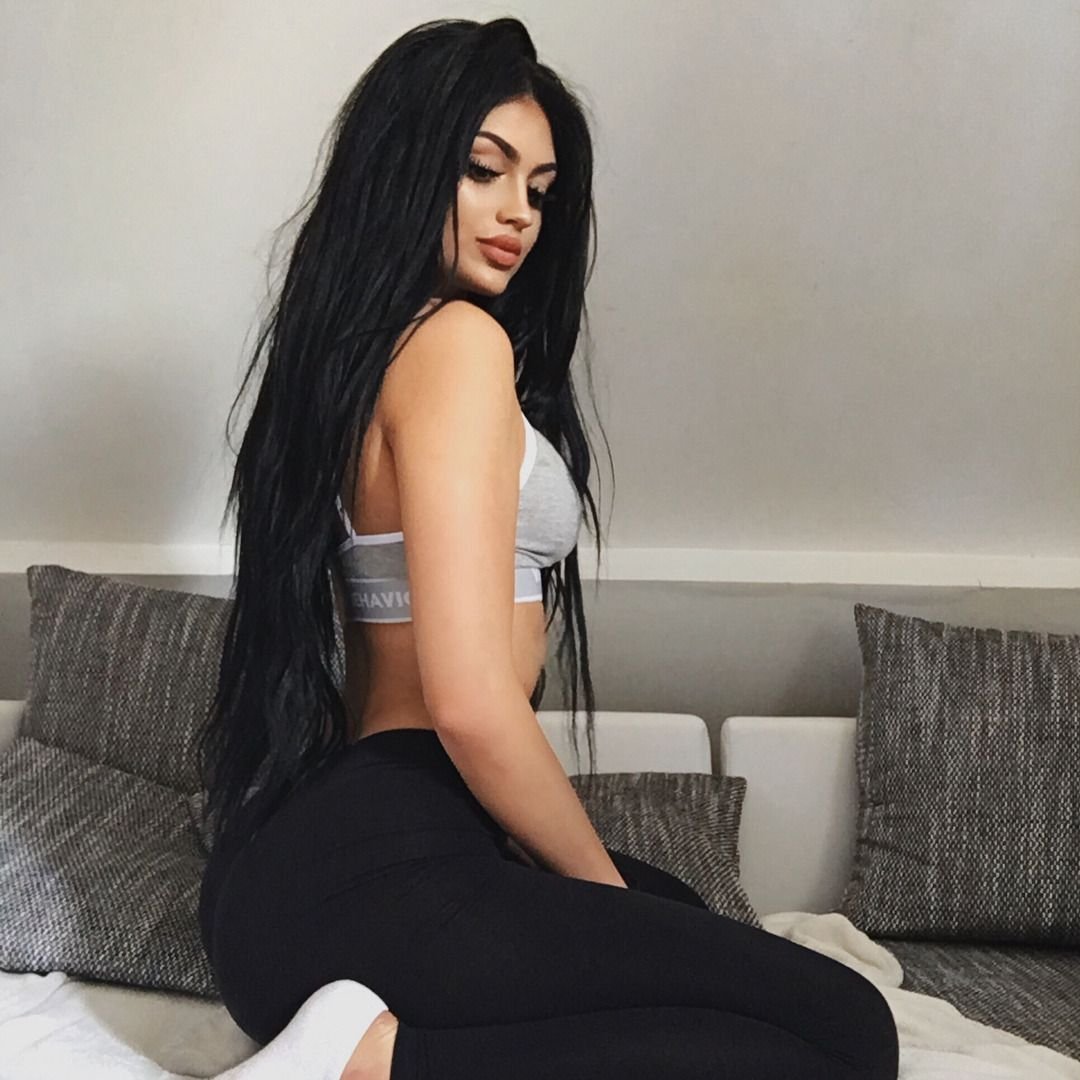 Кайли Дженнер с длинными черными волосами