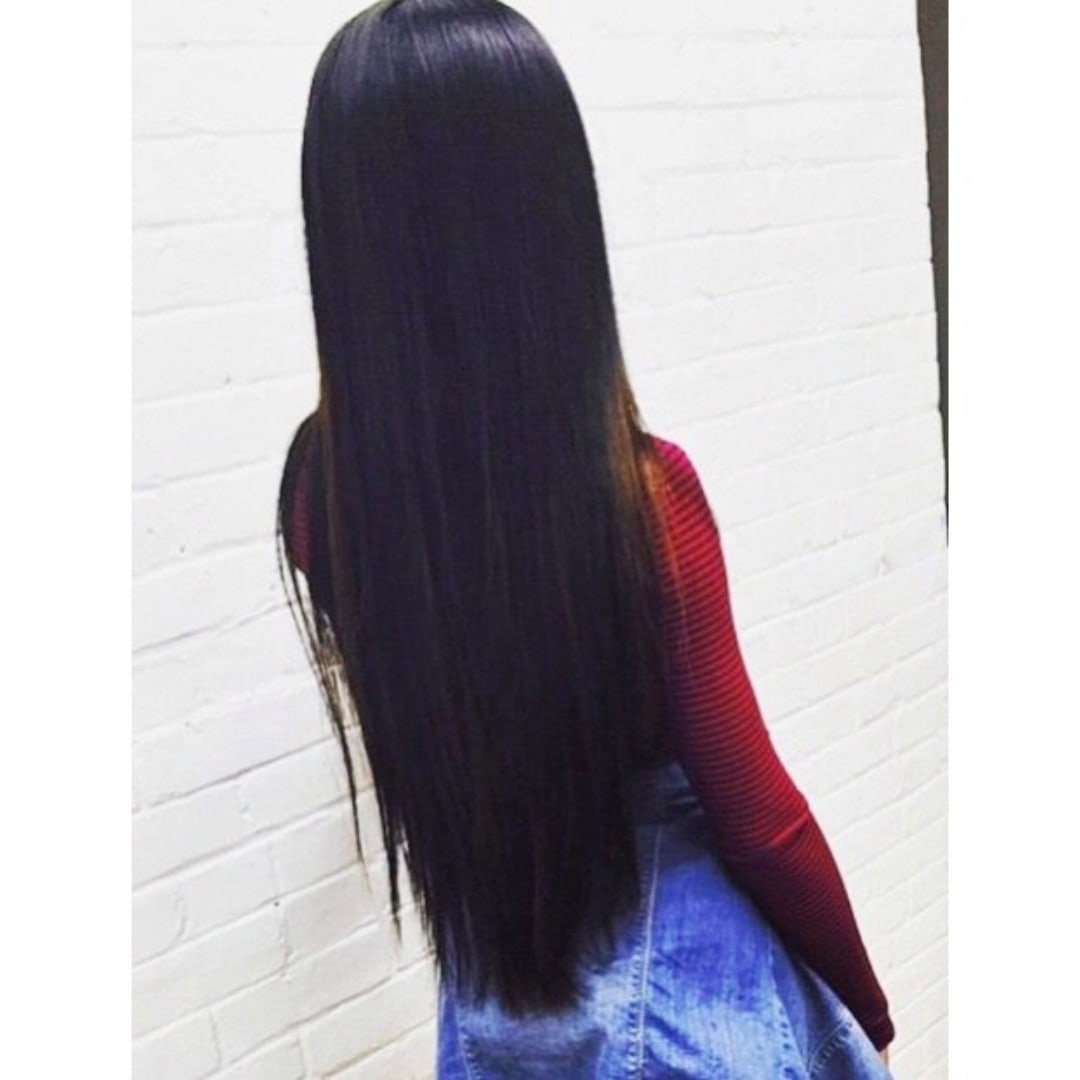 Девочка с длинными черными волосами задом