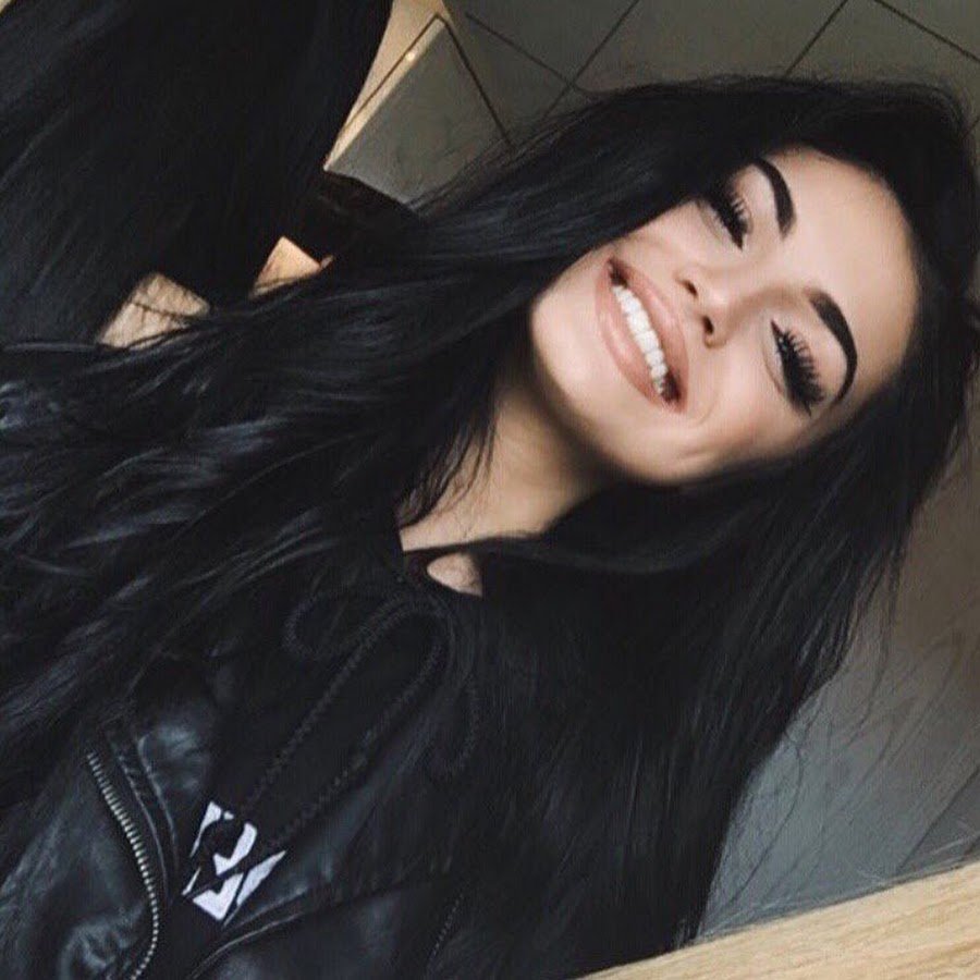 Маленькая девочка с длинными черными волосами