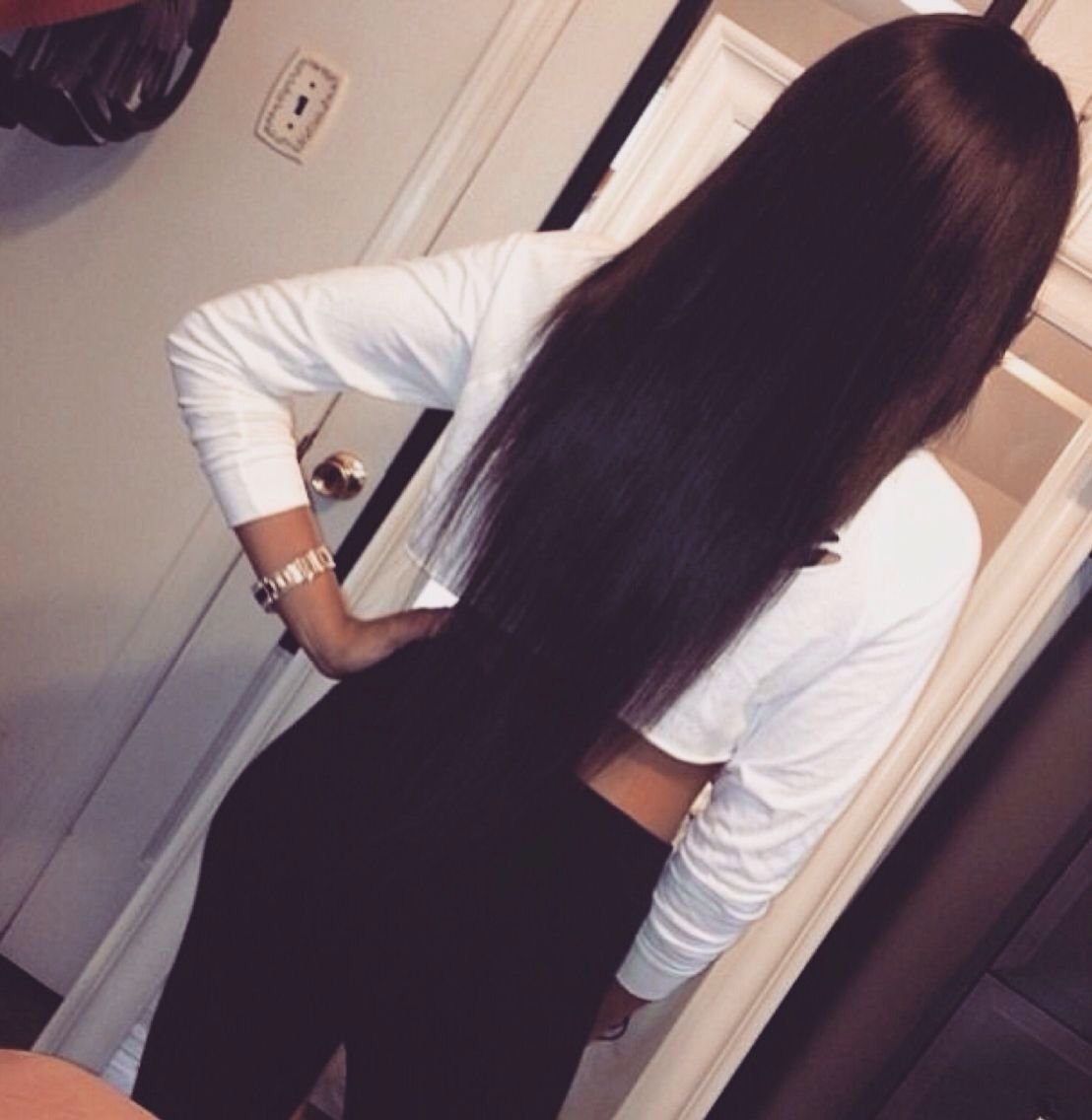 Девушка брюнетка с длинными волосами