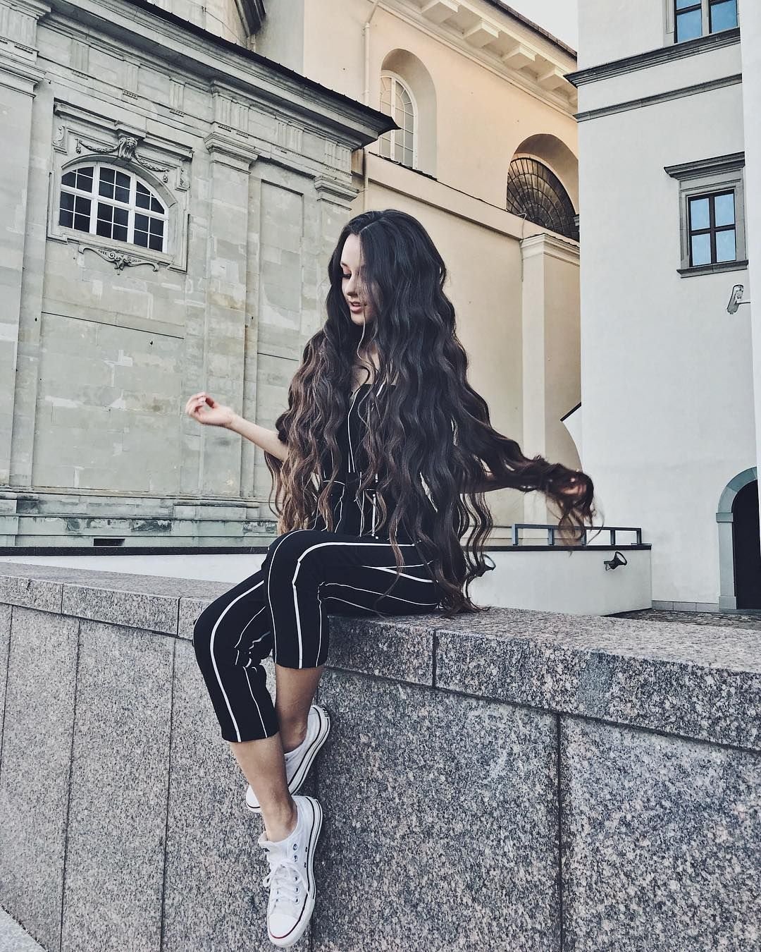 Высокая брюнетка с длинными волосами