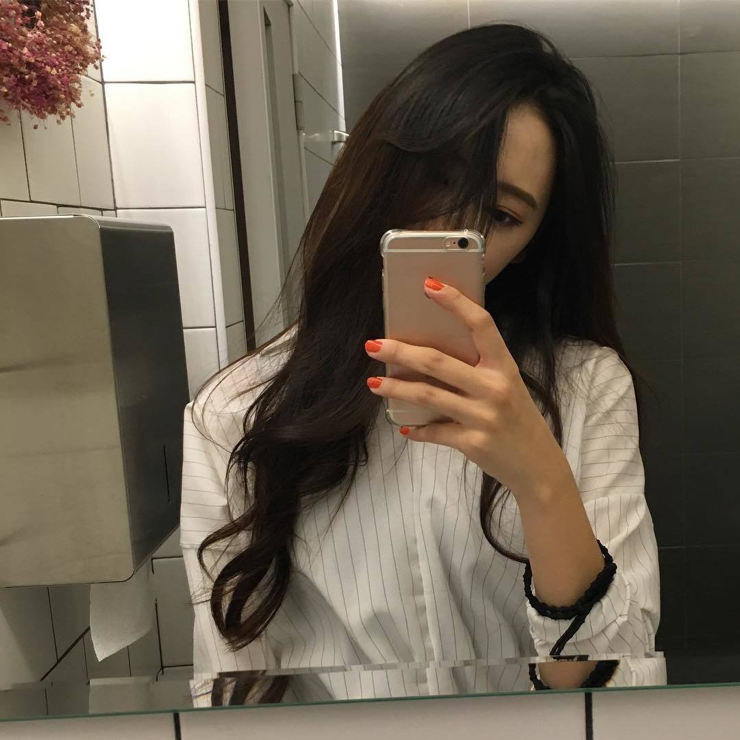 Кореянка с айфоном