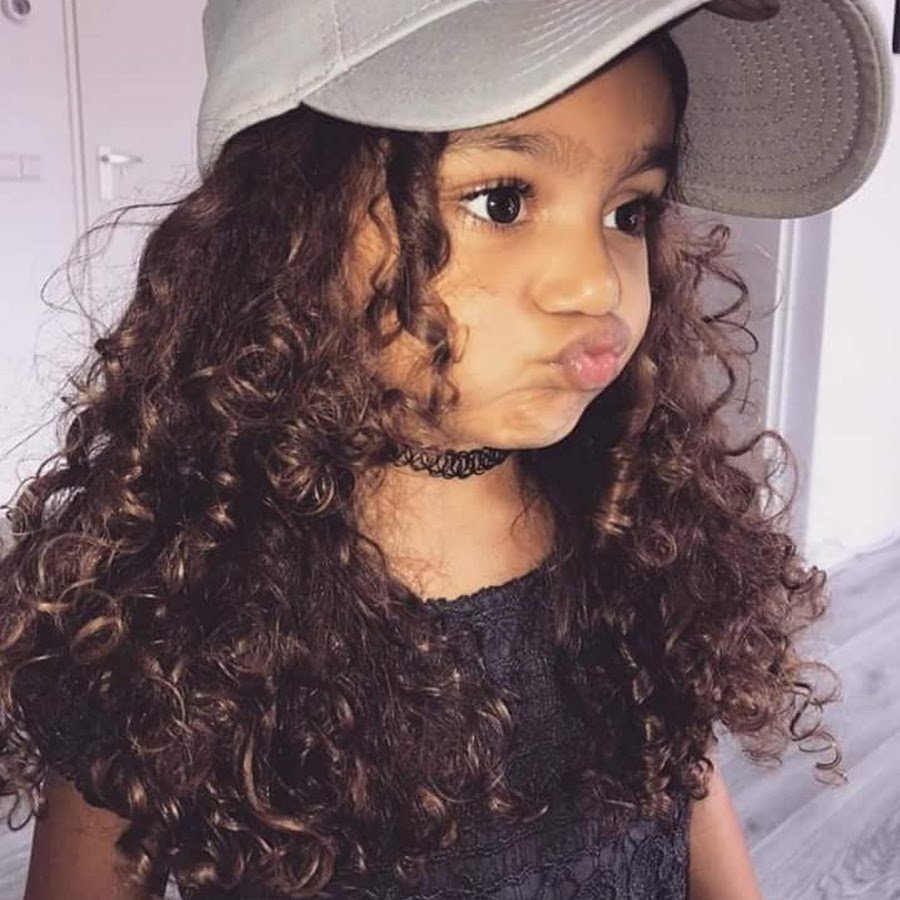 Красивая кудрявая девочка