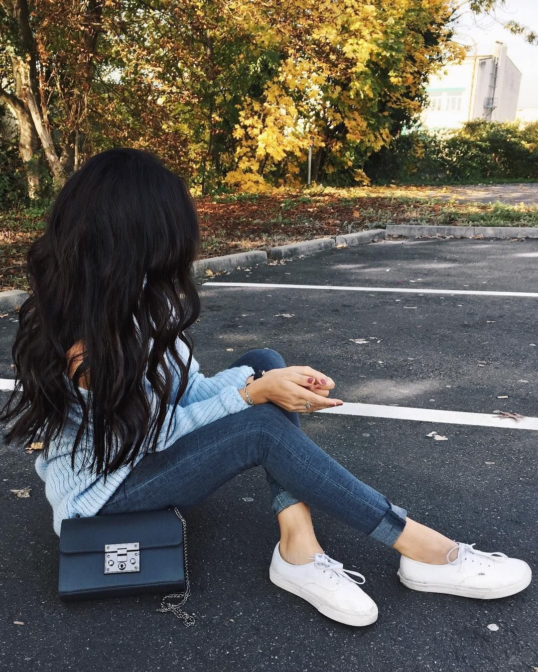 Девушка с чёрными волосами летом