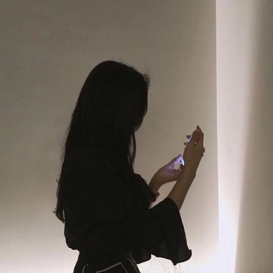 Девочка с чёрными волосами без литцаа