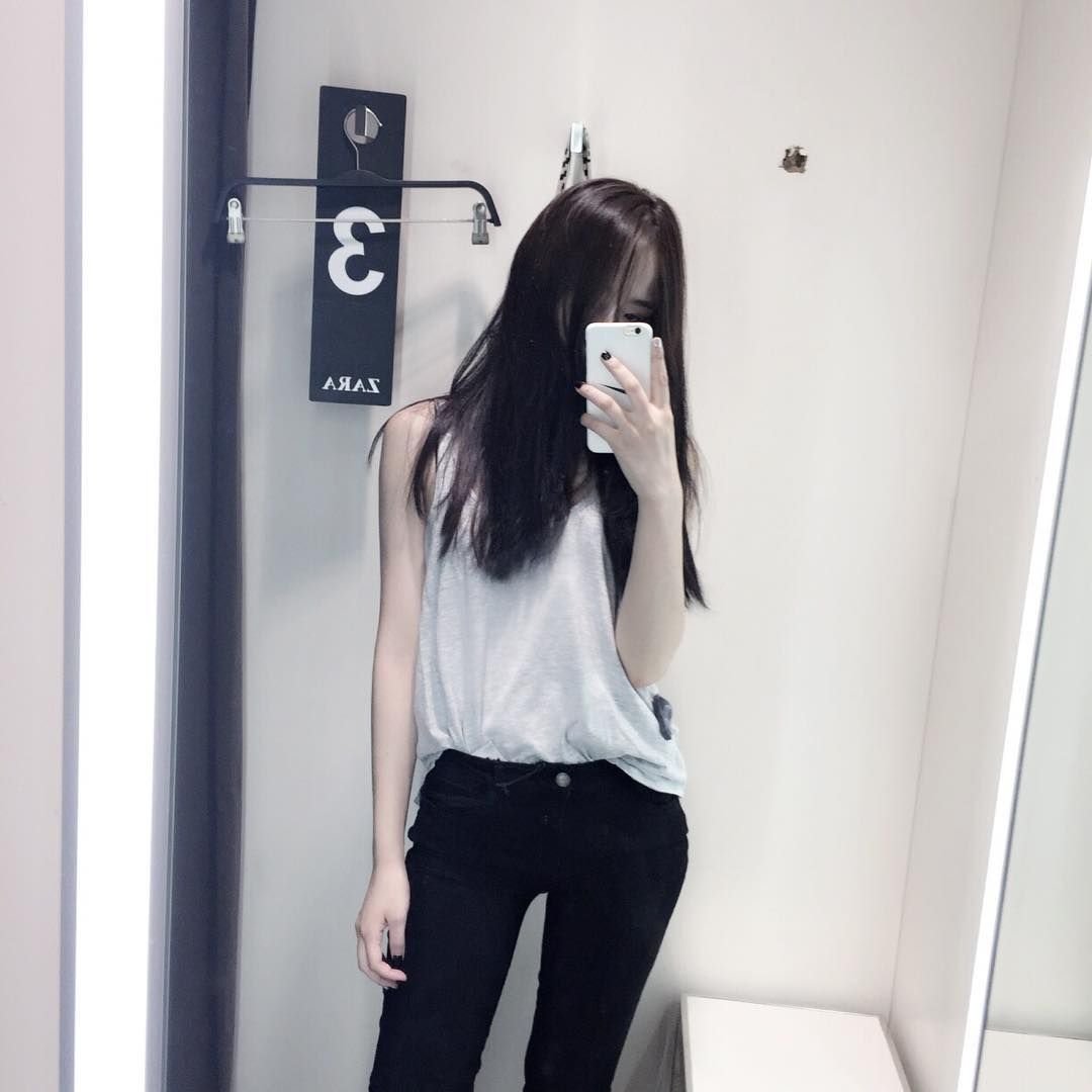 Худая девушка с черными волосами