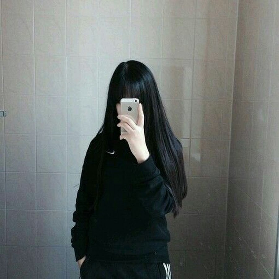 Девушка с челкой без лица