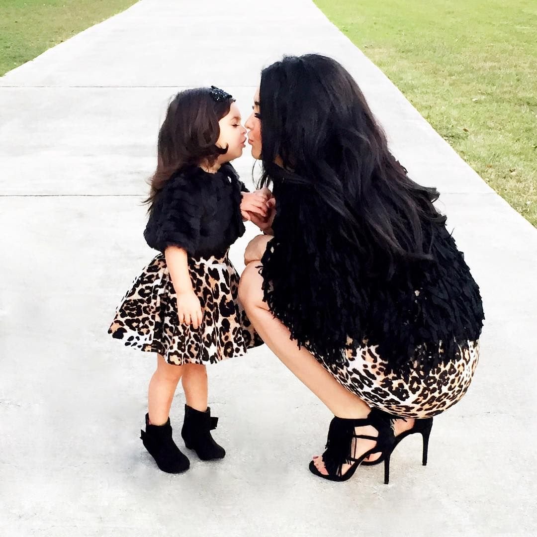 Кавказские девушки с детьми