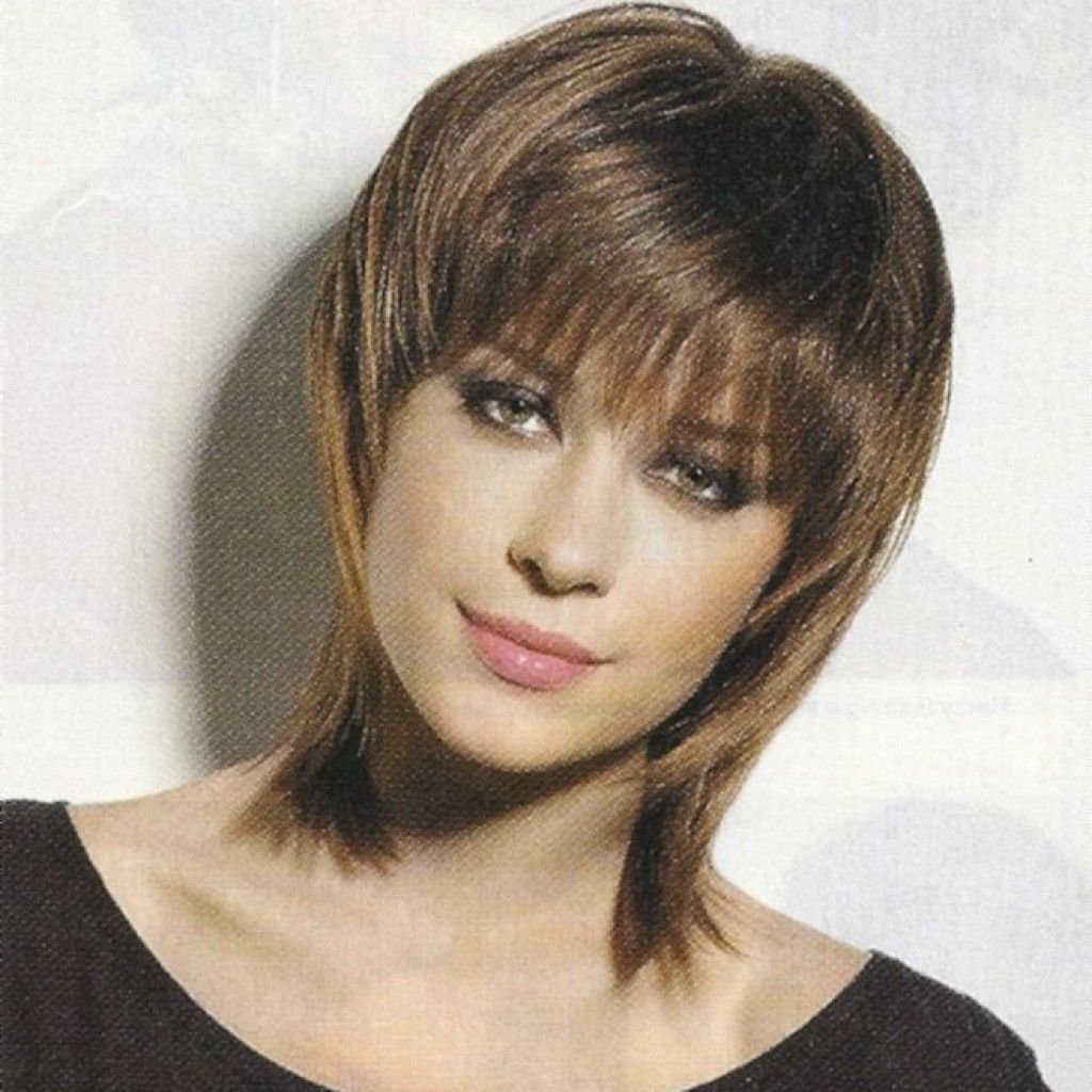 Стрижка шапочка на средние волосы с челкой