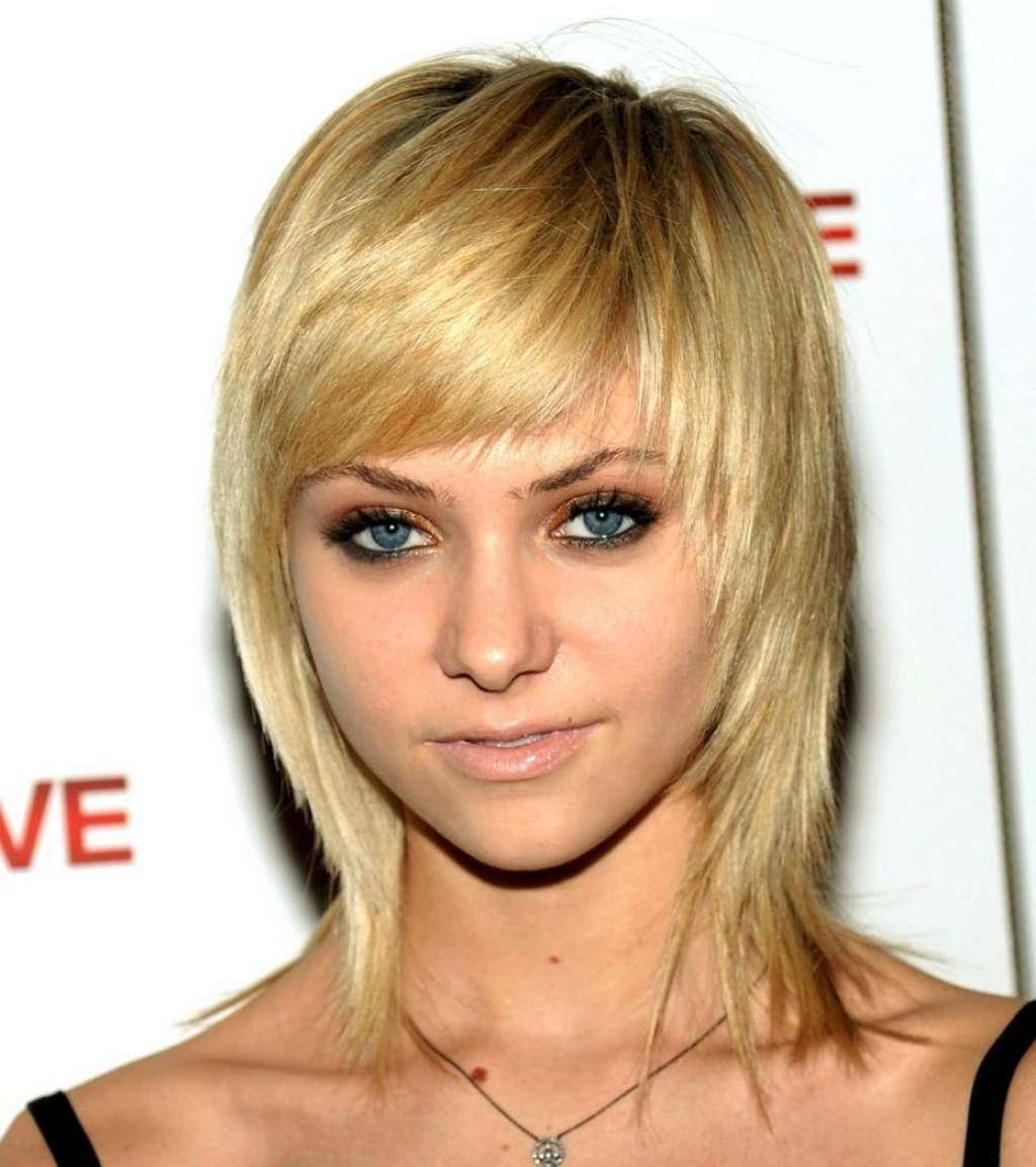 Тейлор Момсен с челкой