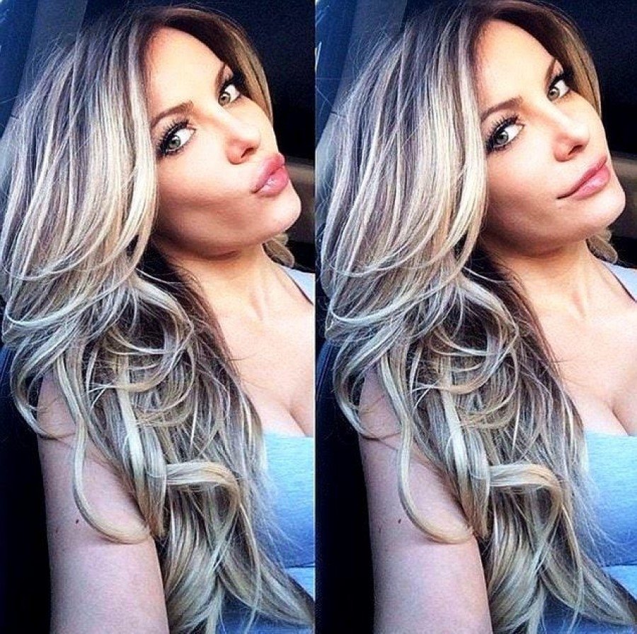 Блондинка с черными кончиками волос