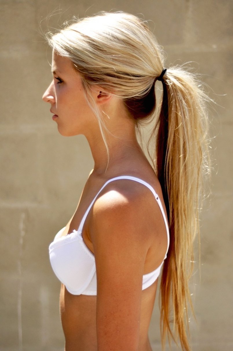 Красивая девушка с хвостом