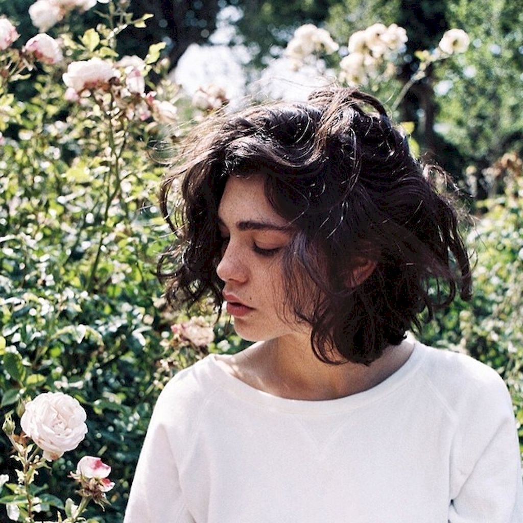 Короткие кудрявые волосы у девушек