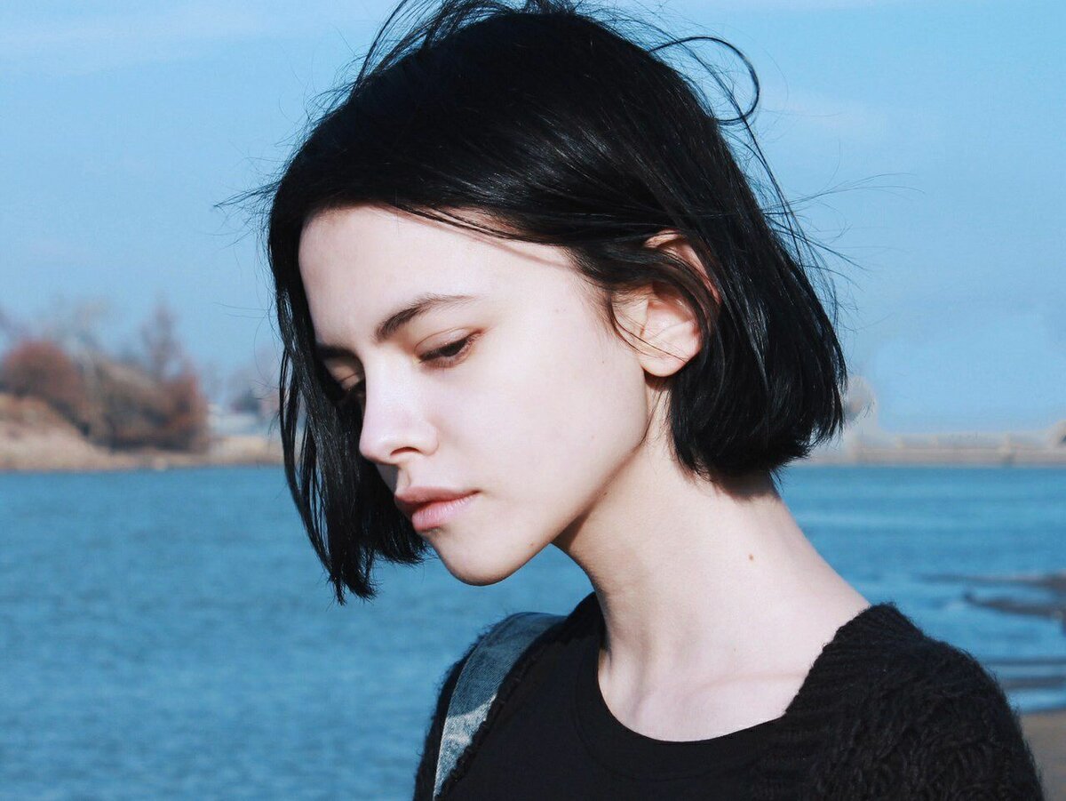 Кира Рауш черные волосы