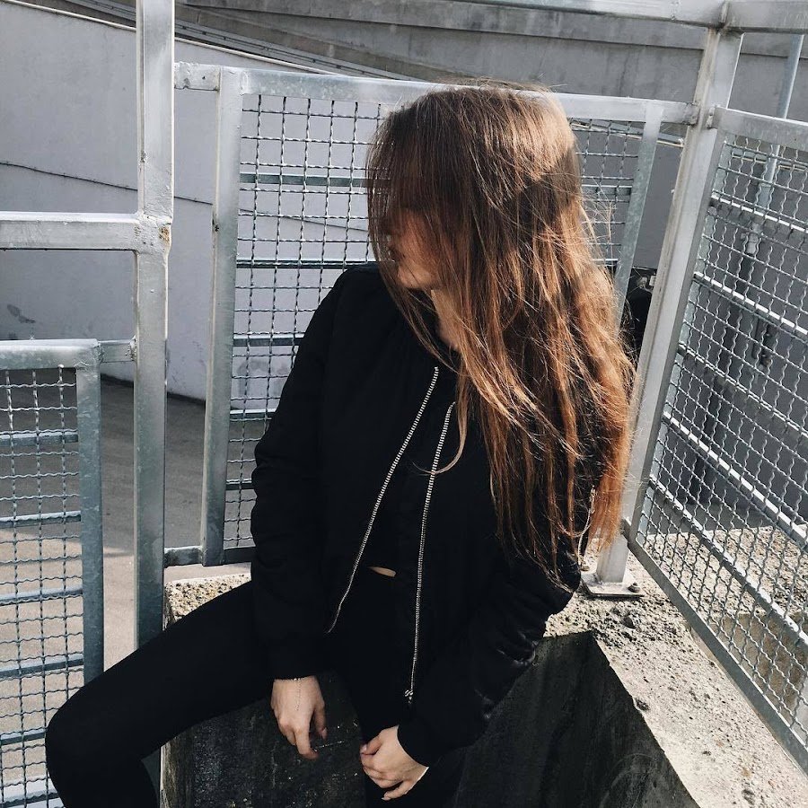 И герл с закрытым лицом