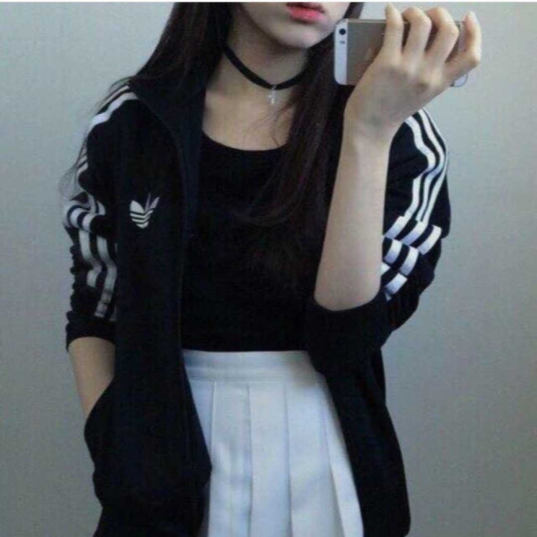 Девушка подросток с черными волосами