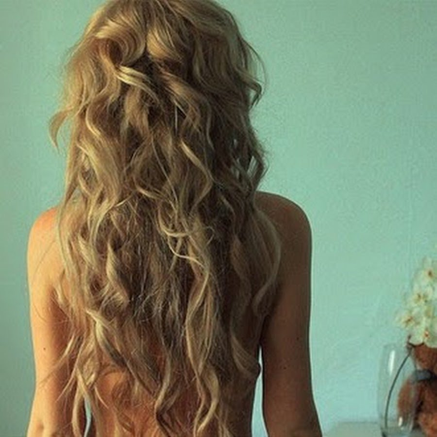 Светлые волнистые волосы со спины