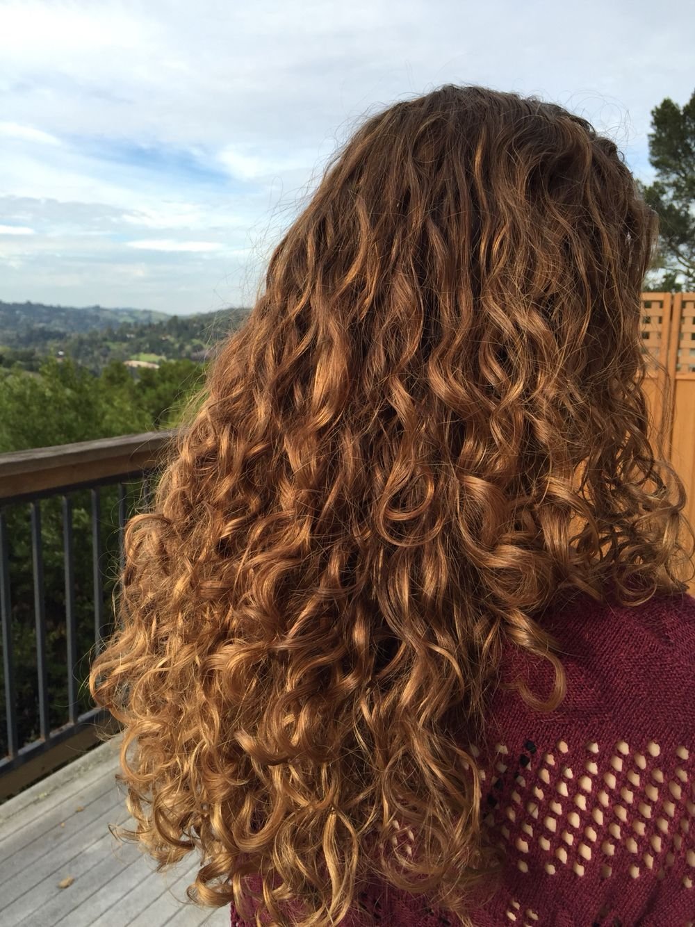 Русые кудрявые волосы