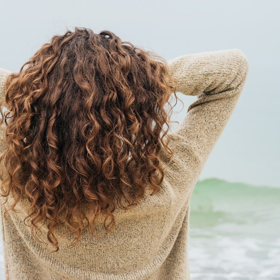 Кудрявая девушка со спины