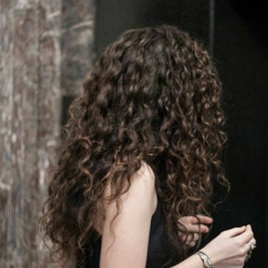 Девушка с кучерявыми волосами со спины