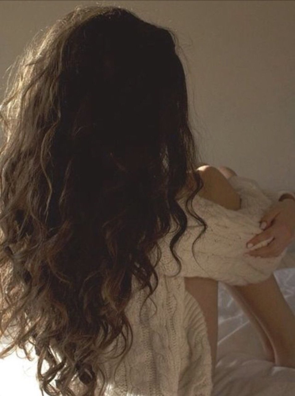 Кудрявые волосы со спины