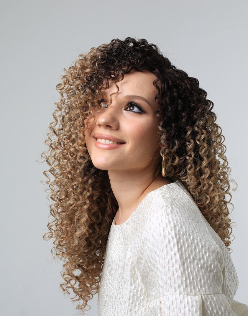 Прическа спиральки на средние волосы