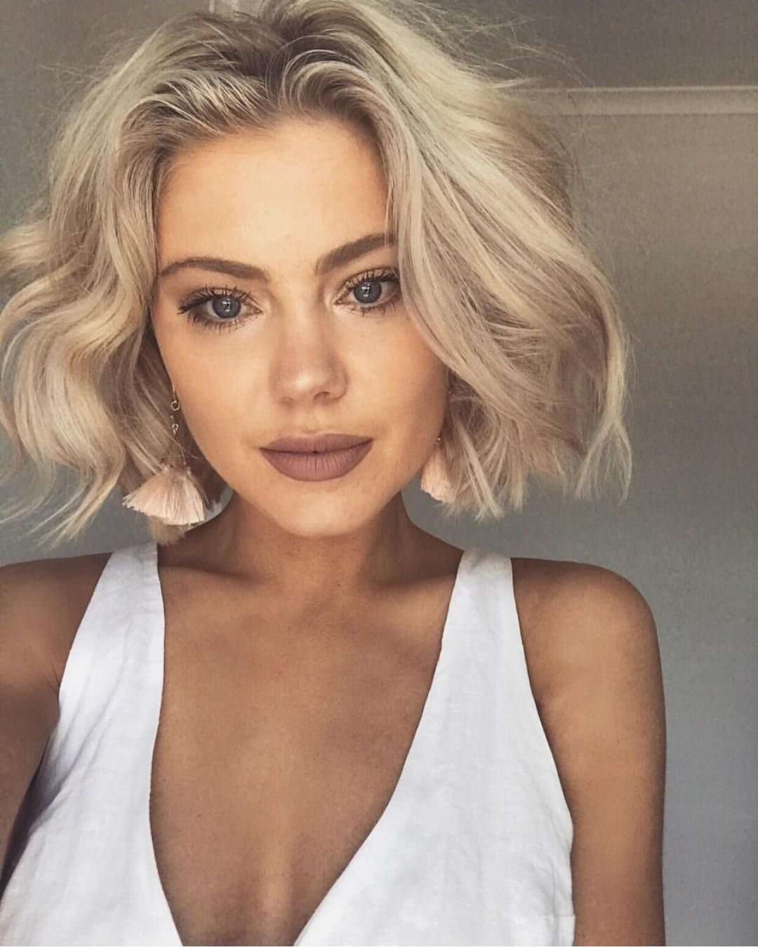 Прическа на удлиненное каре с кудрями