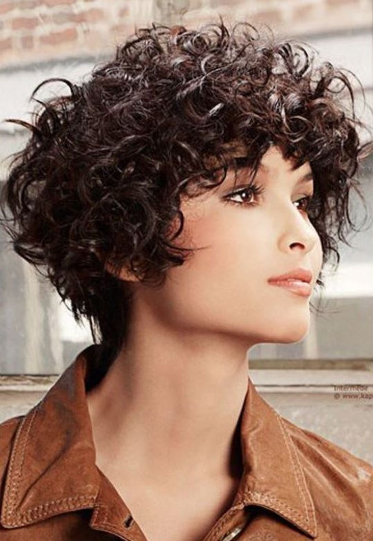 Стрижка Боб Гарсон на средние волосы волнистые