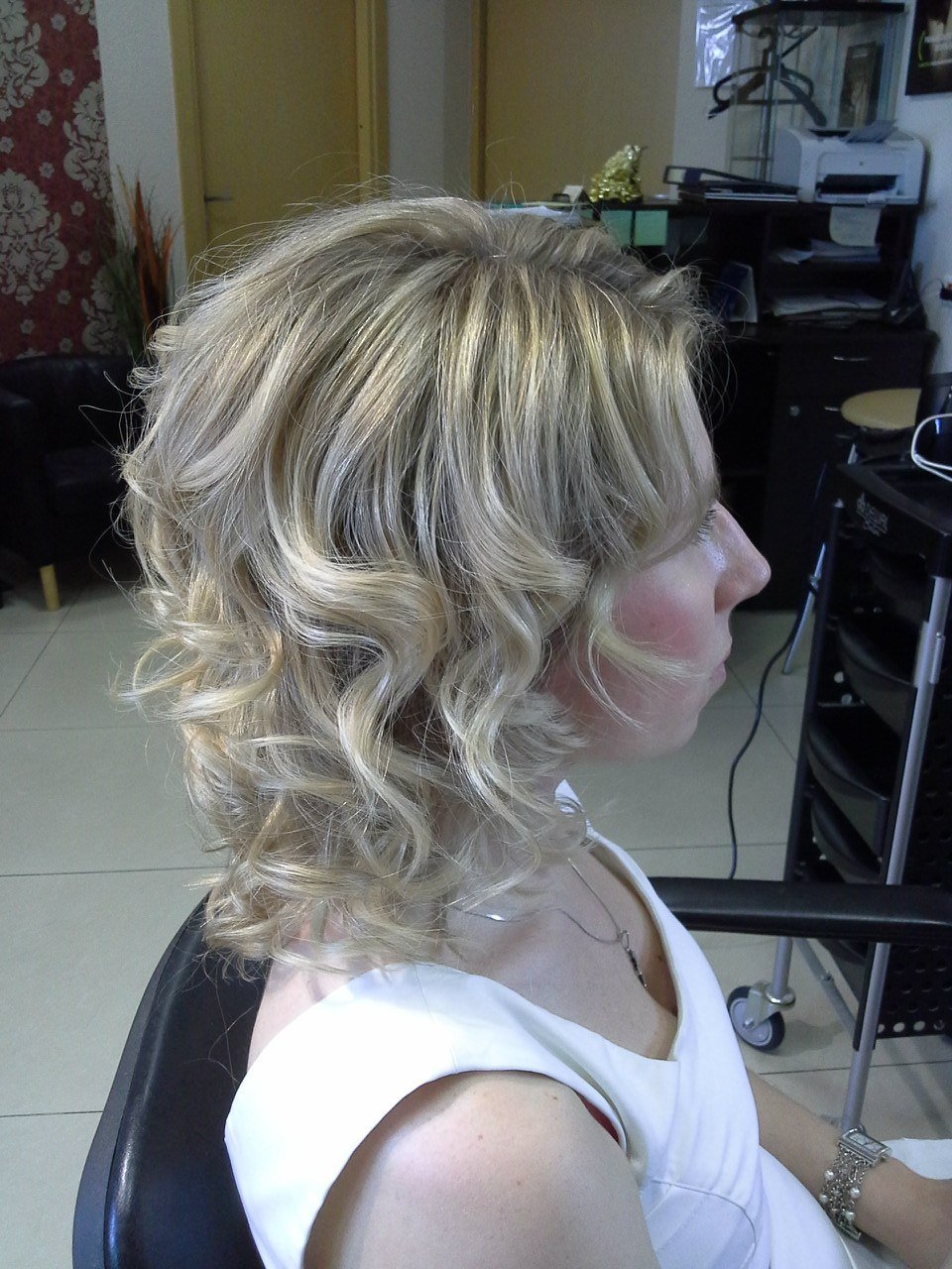 Мелирование на тёмные кудрявые волосы