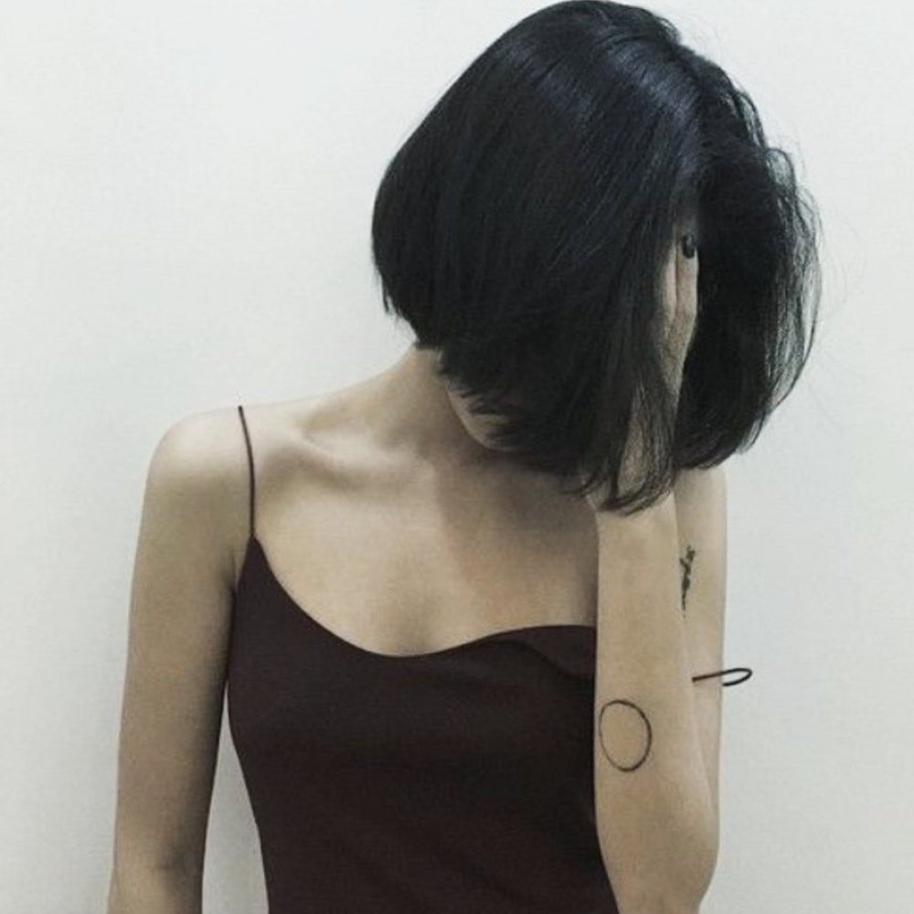 Девушка с каре со спины