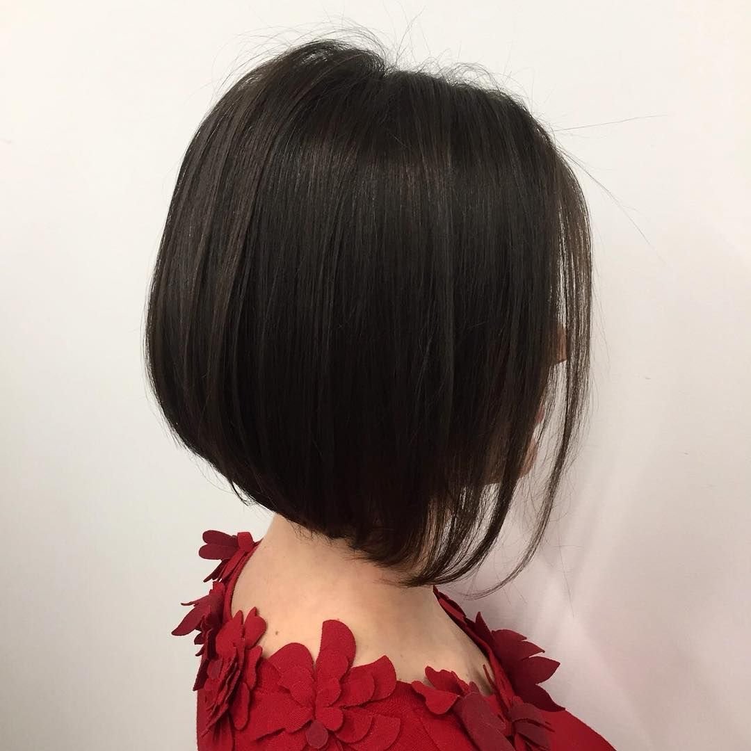 Брюнетка с каре со спины