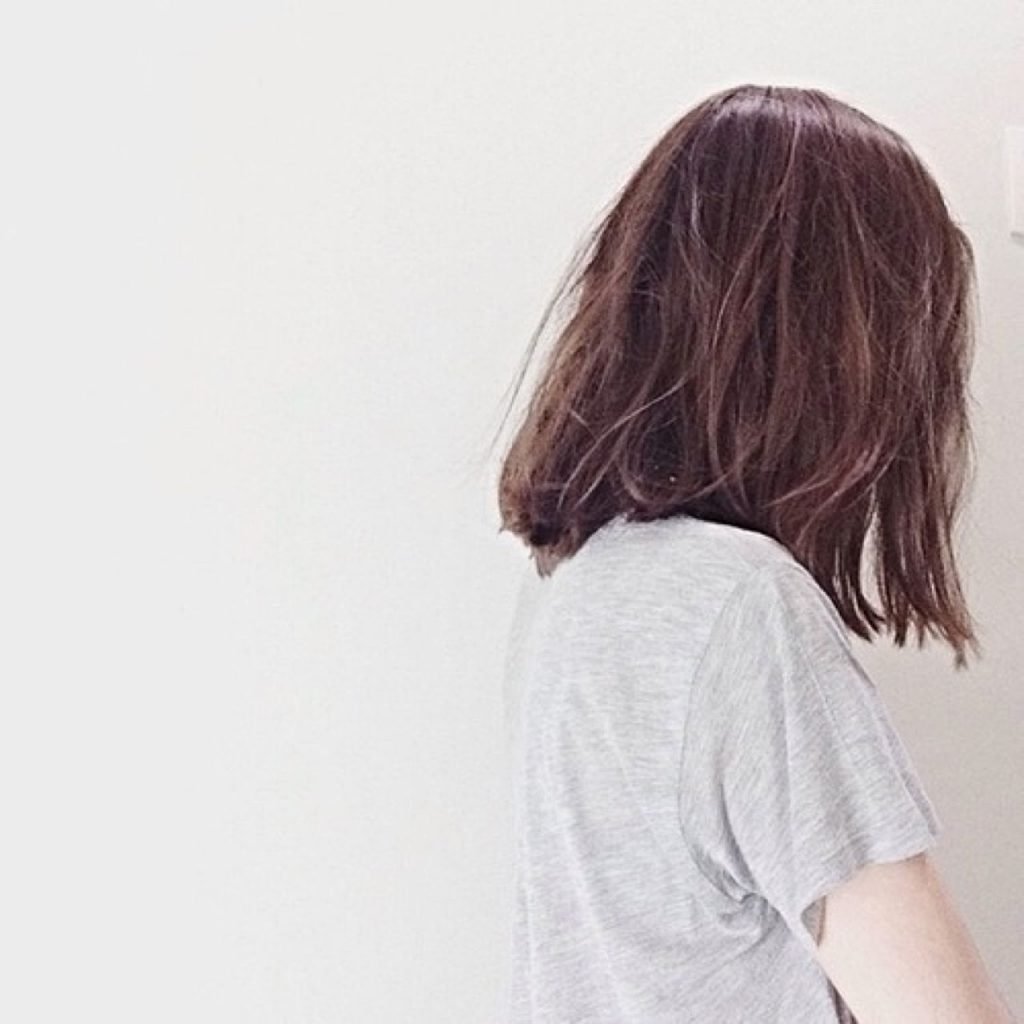 Брюнетка с каре со спины