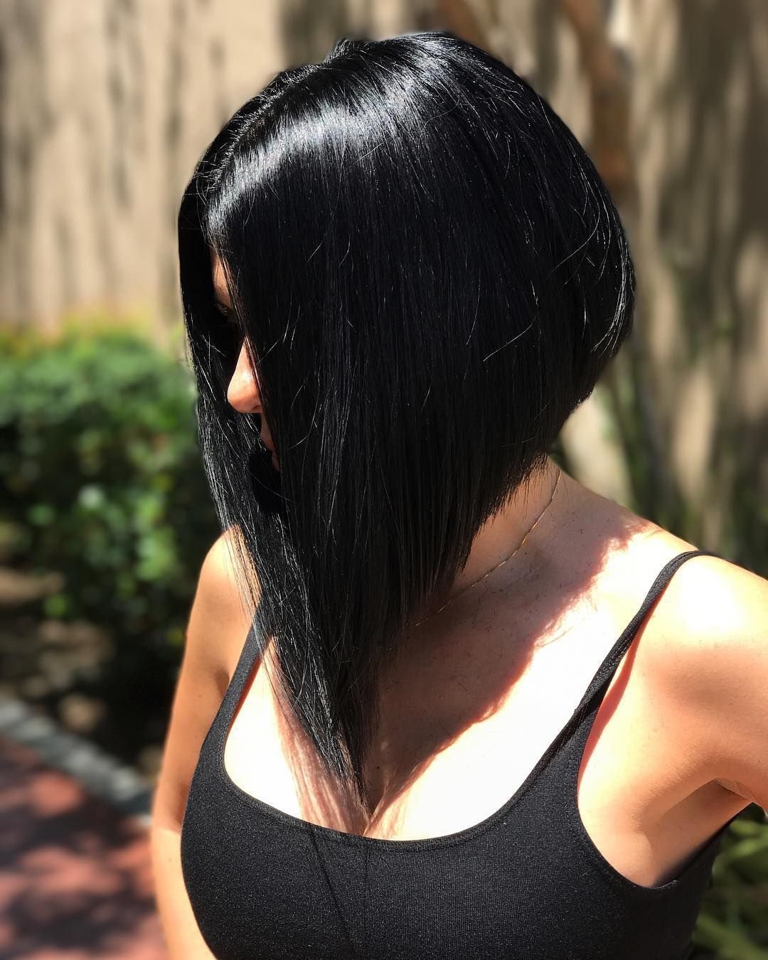 Брюнетка с каре со спины