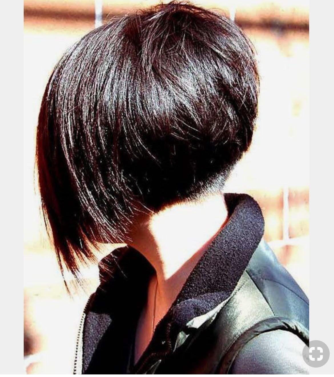 Девушка с короткими волосами со спины