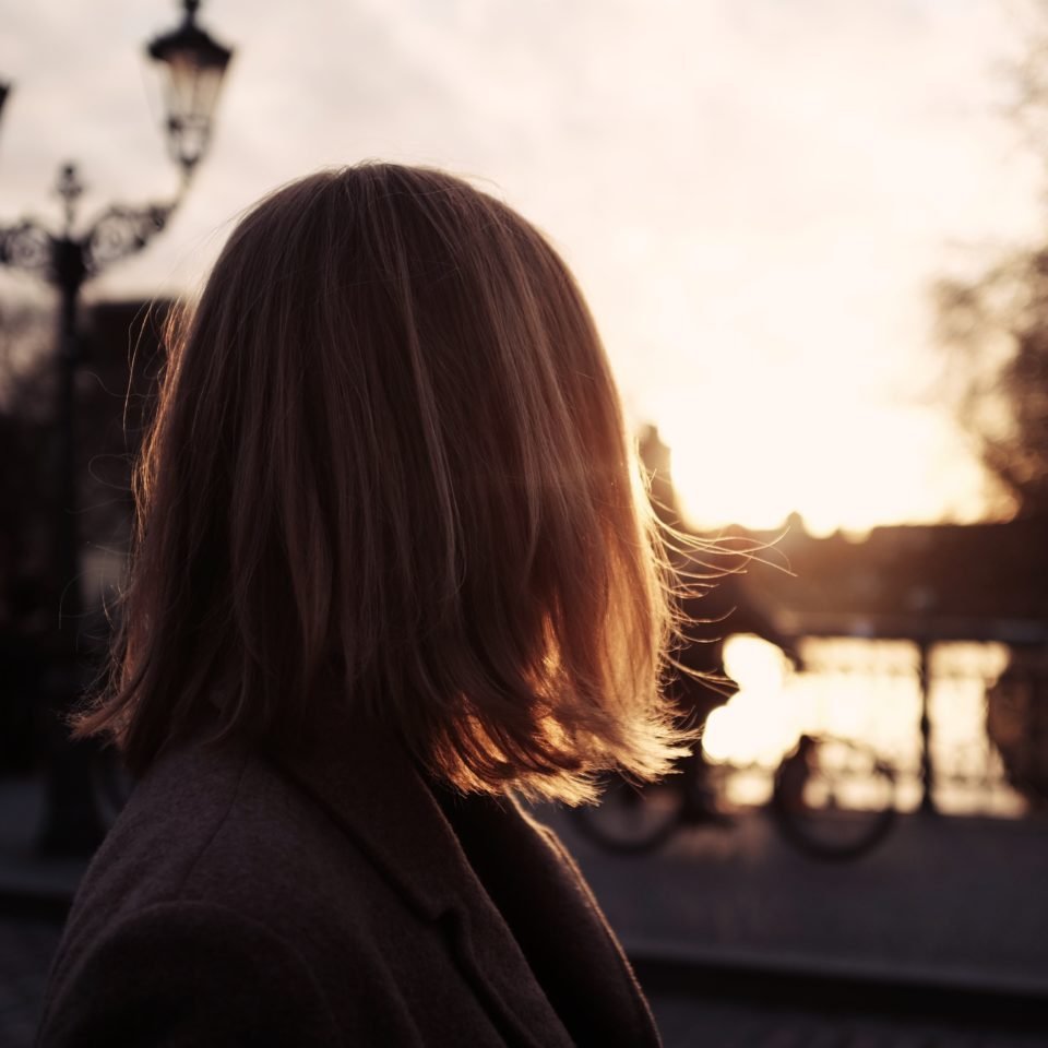 Брюнетка с каре со спины