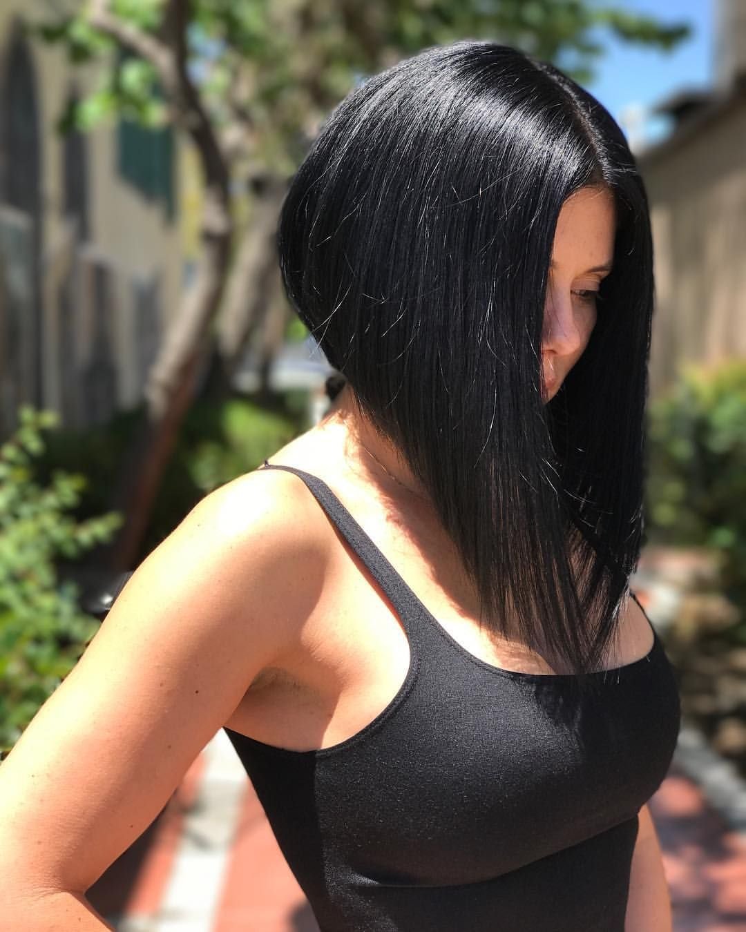 Темные волосы каре сзади