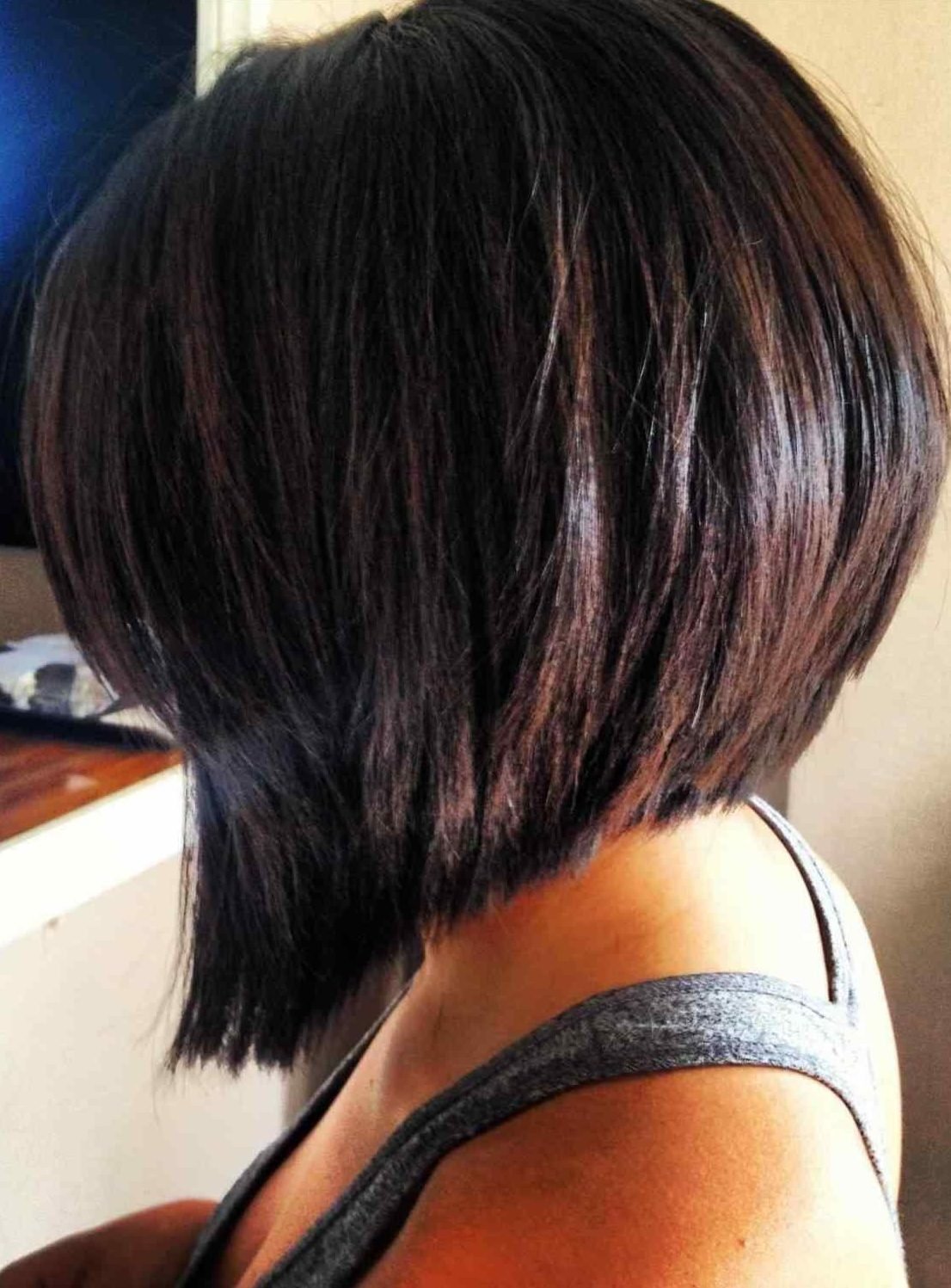 Девушка 35 лет фото в очках каре темные волосы без челки сзади