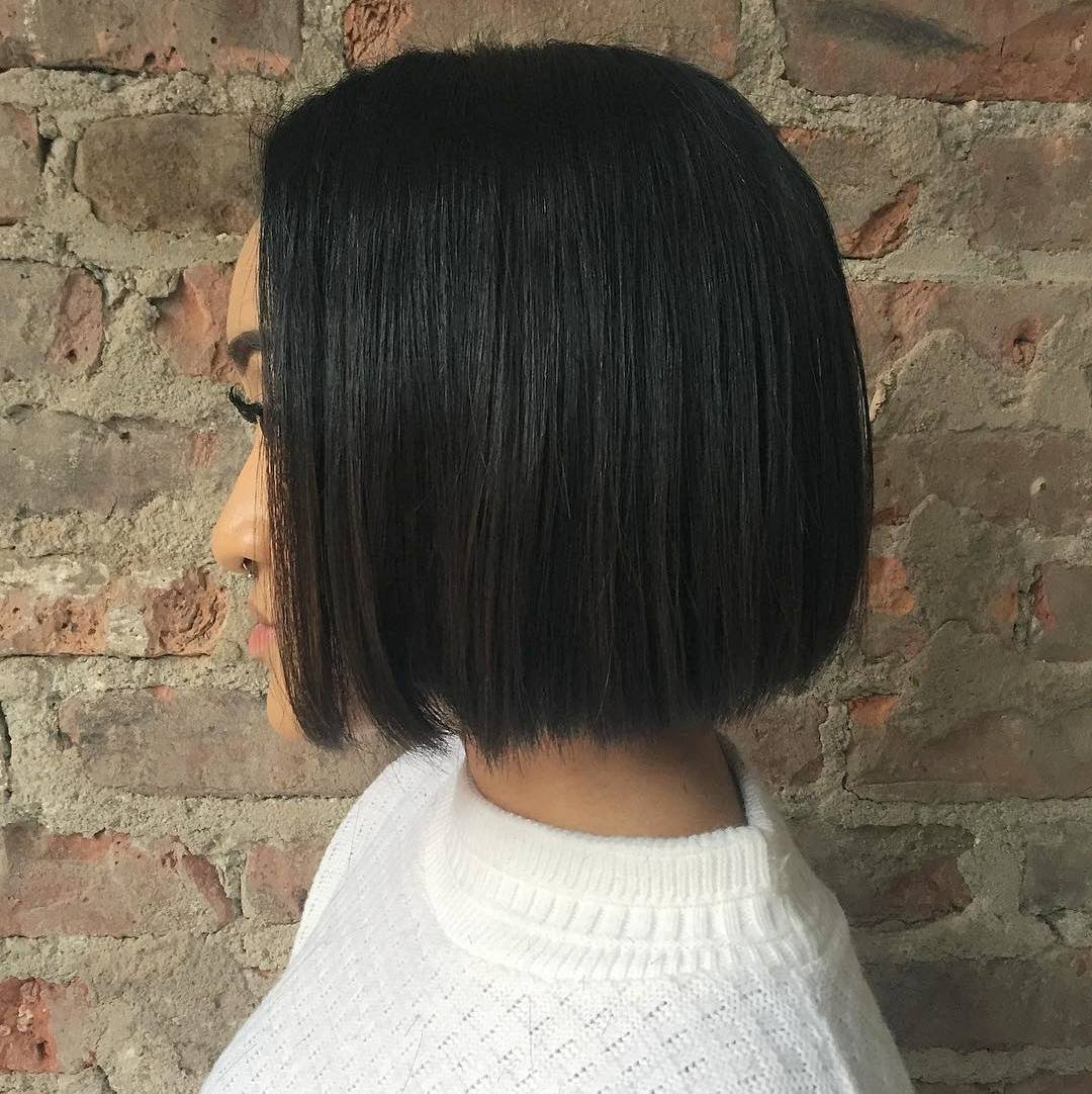 Брюнетка со спины с каре зима