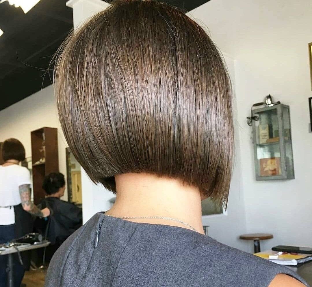 Стрижка на средние волосы со спины