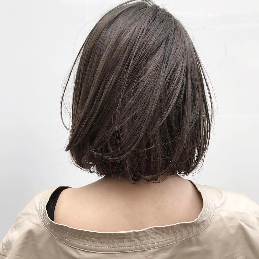 Брюнетка с каре со спины