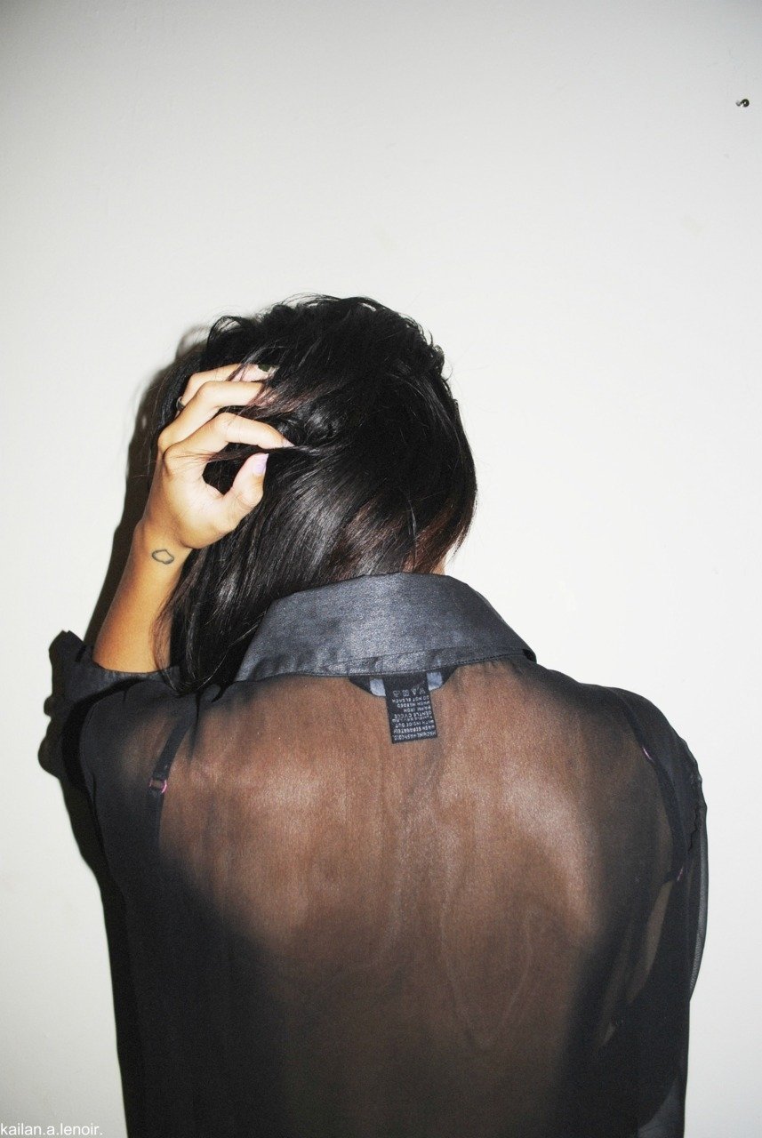 Брюнетка с каре сзади