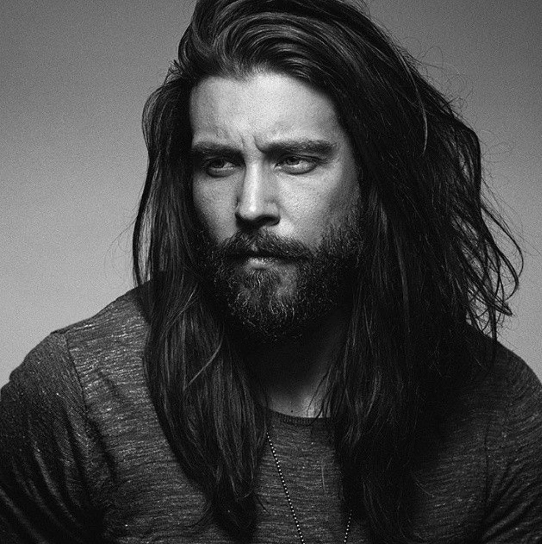 Парень с длинными волосами и бородкой