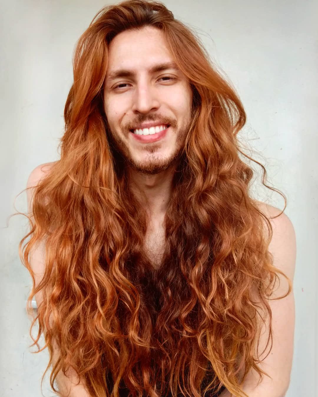 Мужчина с длинными рыжими волосами