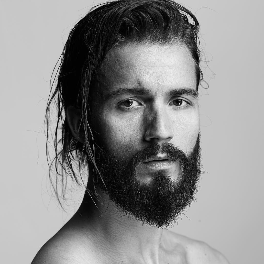 Эпоха европейского средневековья мужская прическа с пучком и бородой