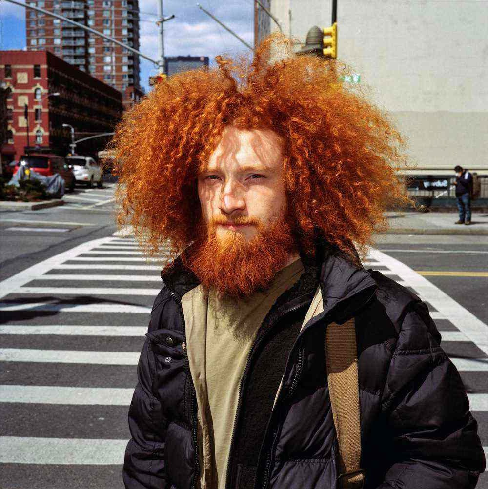 Кудрявые волосы и рыжая борода
