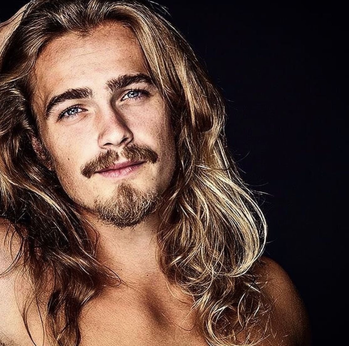 Красавец с длинными волосами